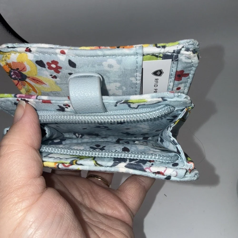 Vera Bradley RFID small Wallet In Floating Garden Pattern - Picture 4 of 7